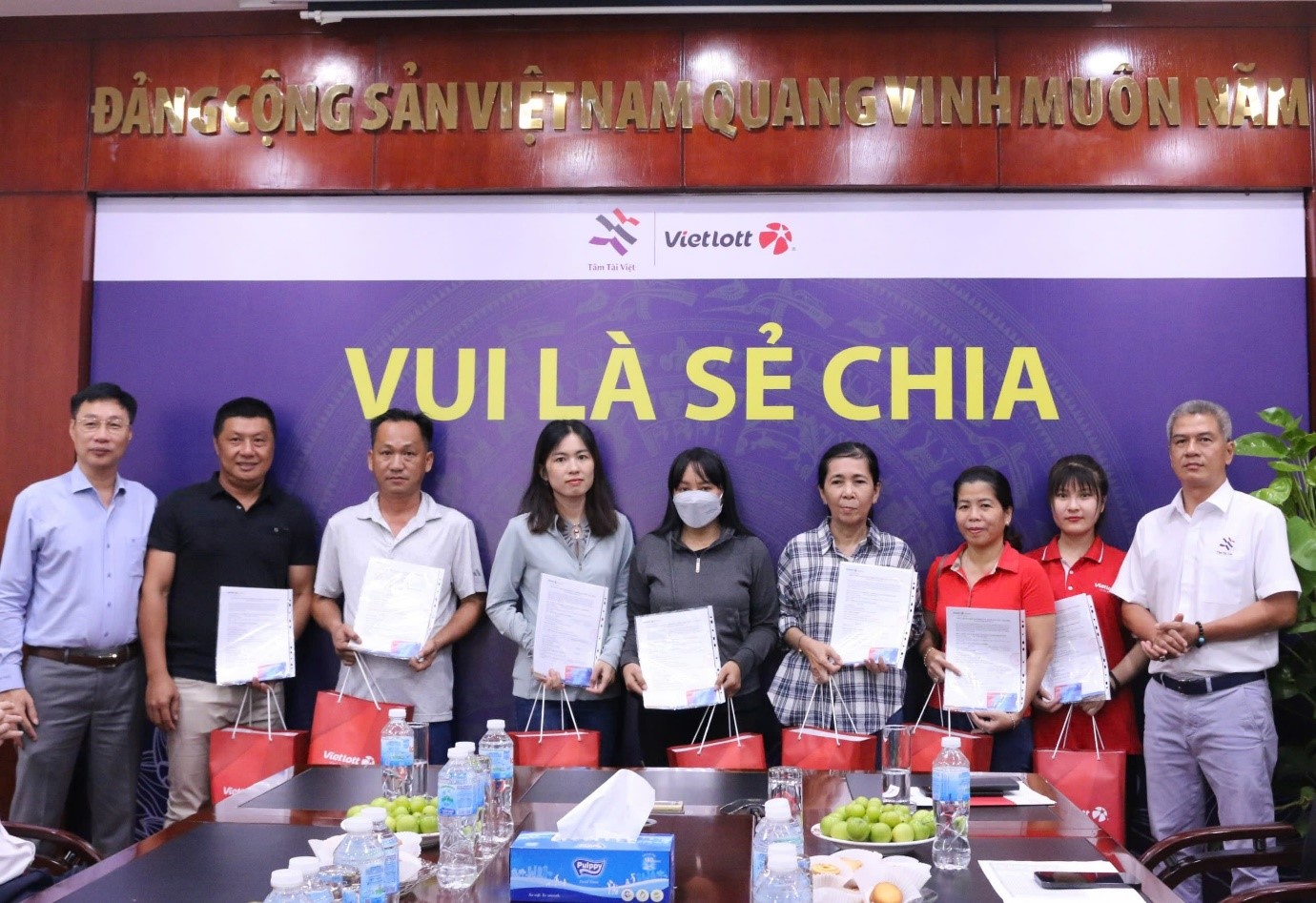 Có 2.728 người bán vé số được trao tặng bảo hiểm sức khỏe