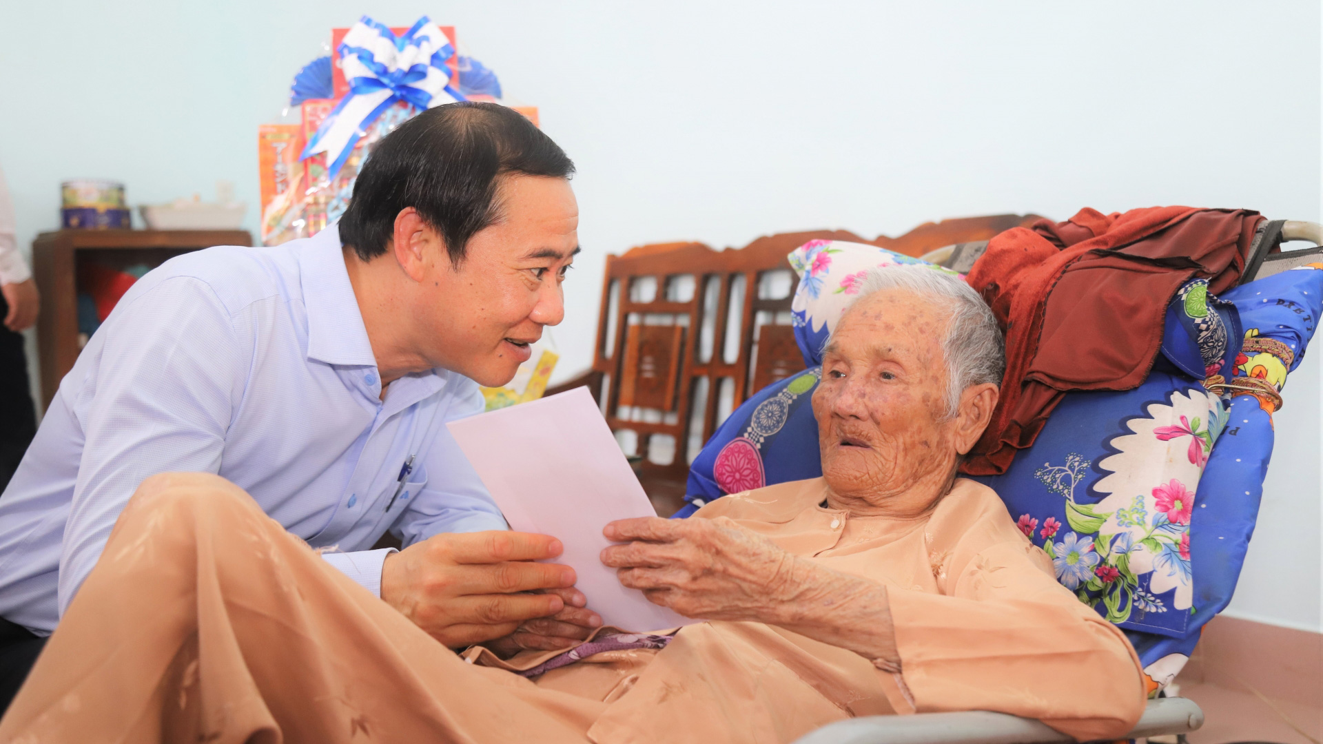 Quyền Bí thư Tỉnh ủy Lâm Đồng Nguyễn Thái Học thăm, tặng quà Mẹ Việt Nam anh hùng và gia đình chính sách