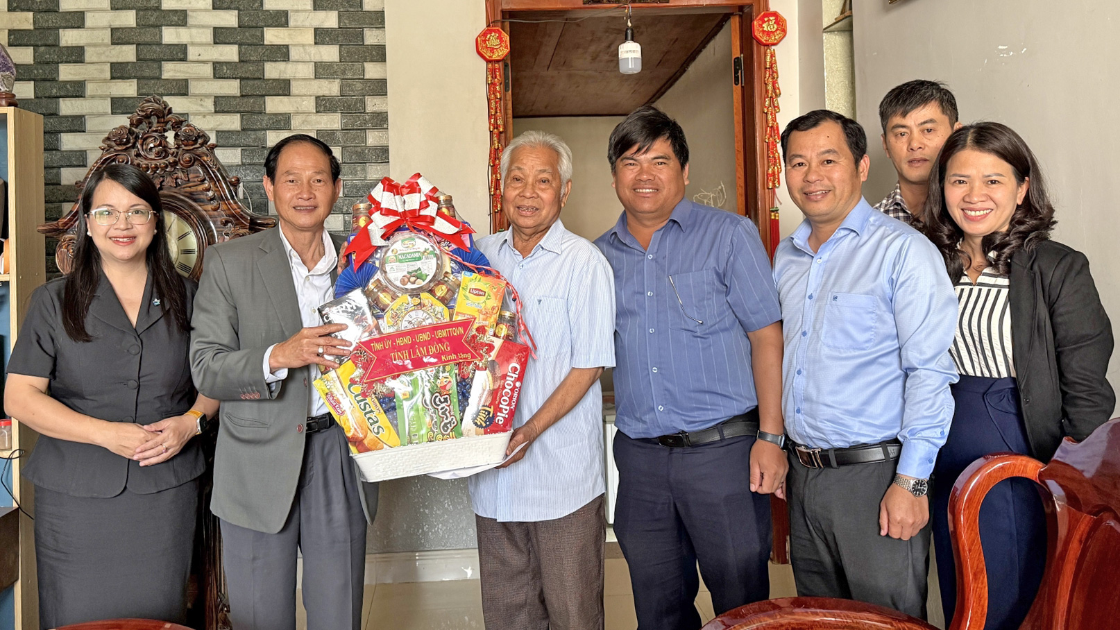 Trưởng Ban Tổ chức Tỉnh ủy Lâm Đồng Nguyễn Trọng Ánh Đông thăm, tặng quà gia đình chính sách tại huyện Đơn Dương