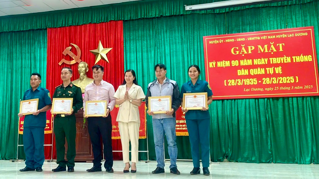 Lạc Dương: Gặp mặt kỷ niệm 90 năm Ngày truyền thống Dân quân tự vệ