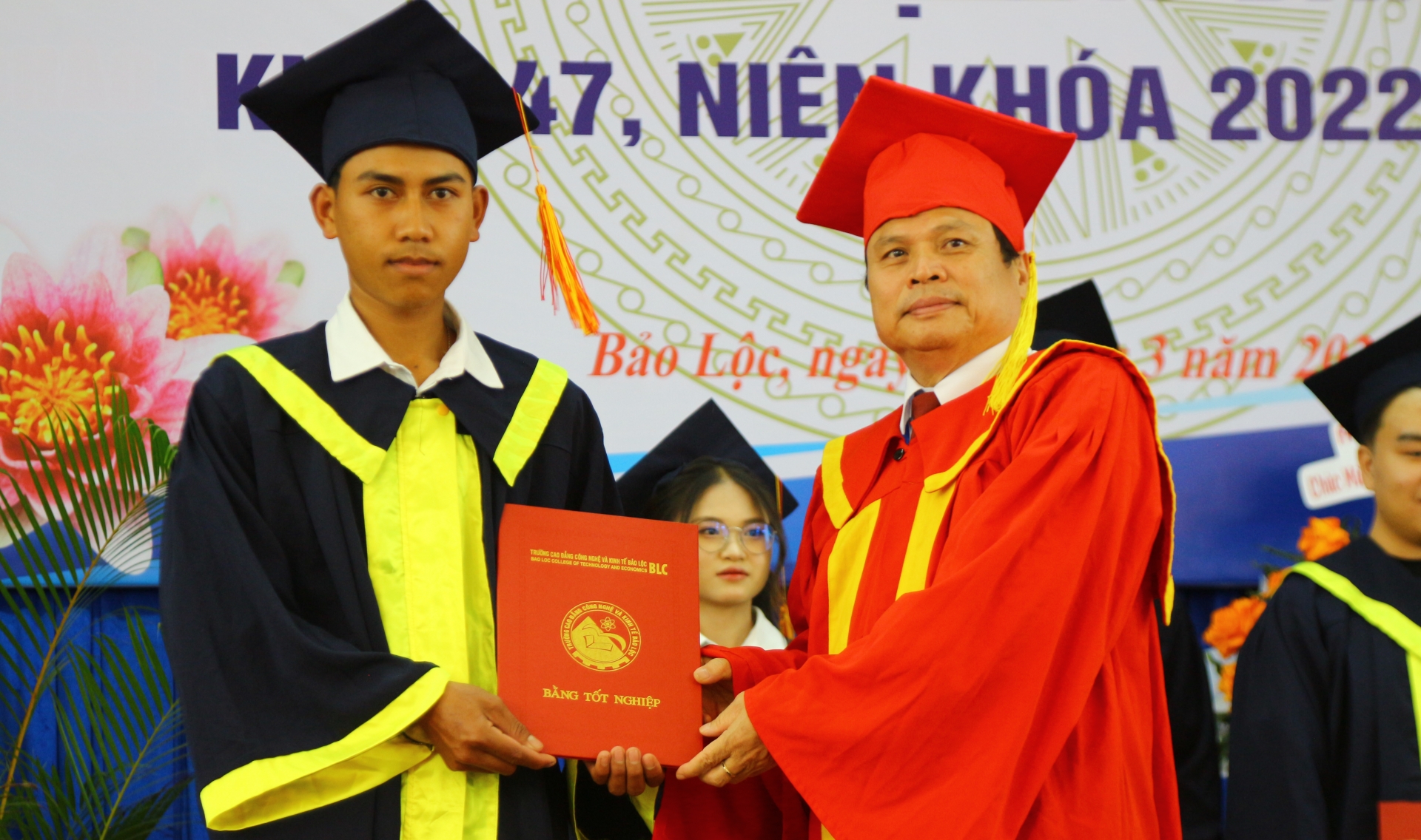 Trường Cao đẳng Công nghệ và Kinh tế Bảo Lộc trao bằng tốt nghiệp cho 104 sinh viên