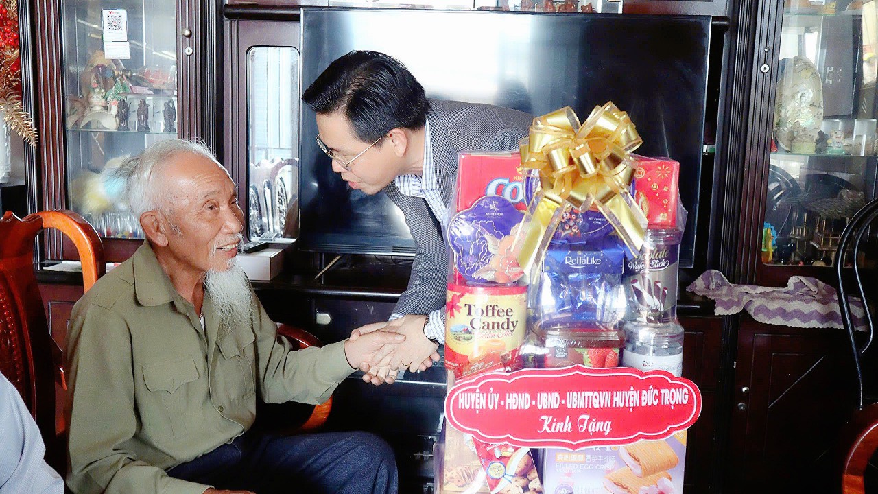 Lãnh đạo huyện Đức Trọng thăm các gia đình chính sách
