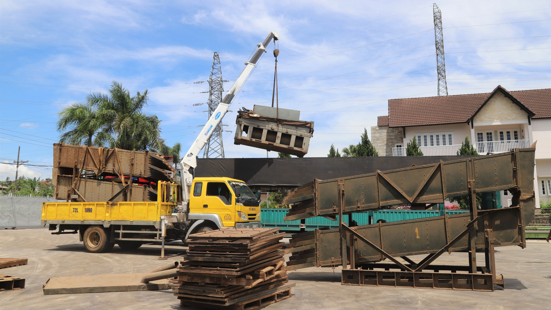 Công ty Hương Bản tháo dỡ công trình xây dựng không phép trong Khu Công nghiệp Lộc Sơn