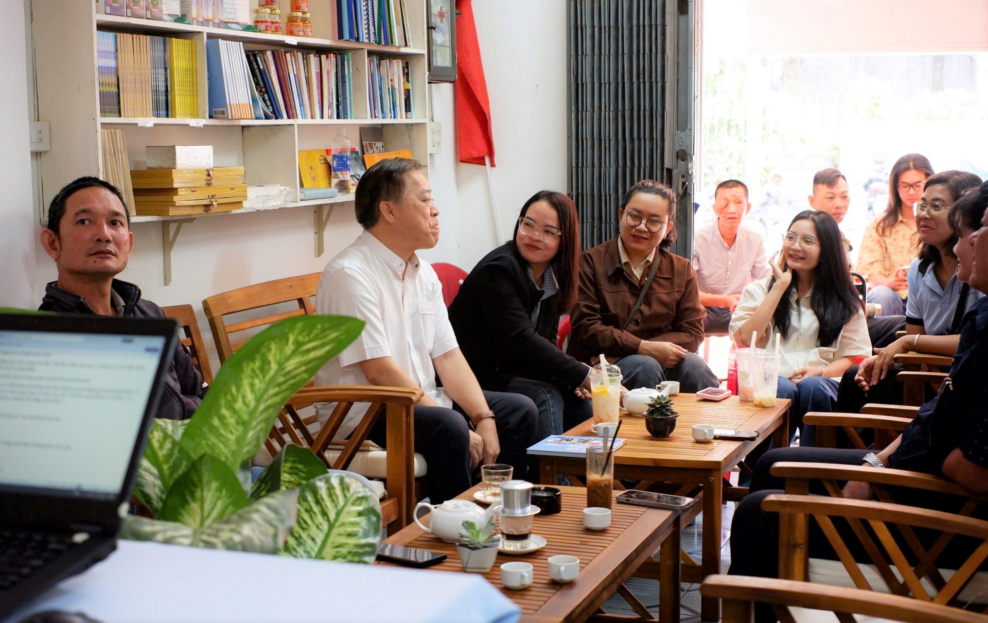 Quán cà phê Khuyết - Kết nối yêu thương với hội viên khuyết tật