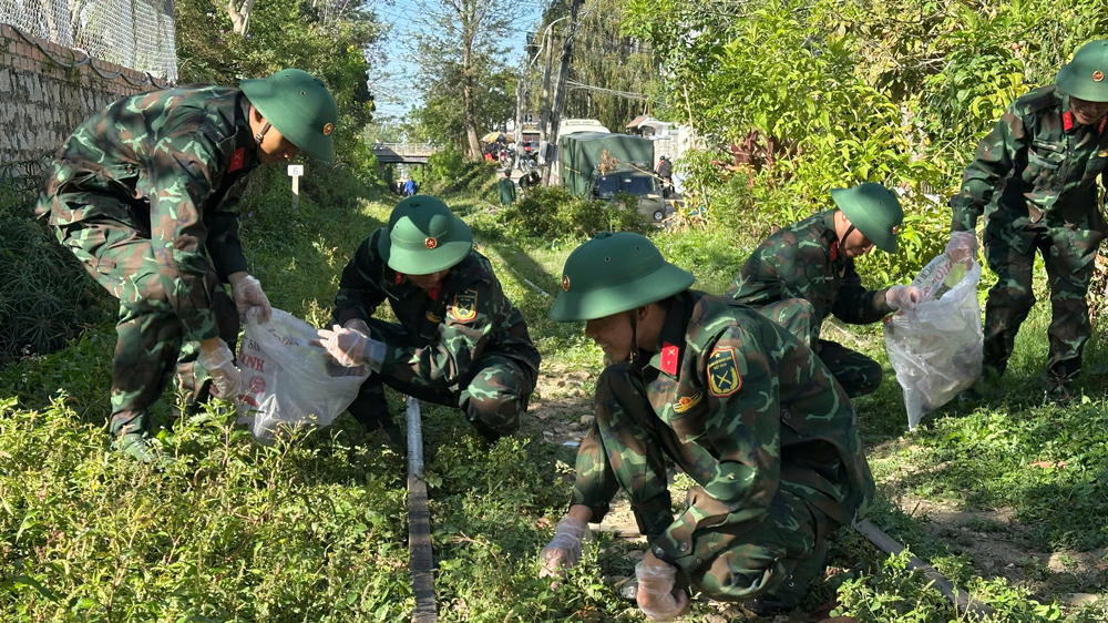 Tuổi trẻ thực hiện nhiều phần việc ý nghĩa trong Ngày cao điểm tình nguyện xây dựng đô thị văn minh