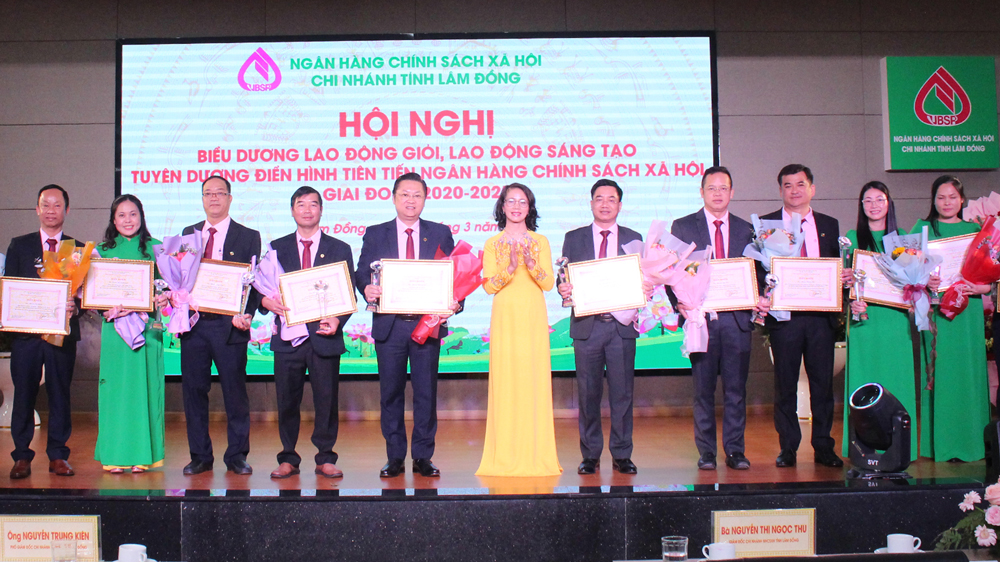 8 tập thể và 66 cá nhân Chi nhánh Ngân hàng Chính sách Xã hội tỉnh Lâm Đồng được biểu dương điển hình tiên tiến