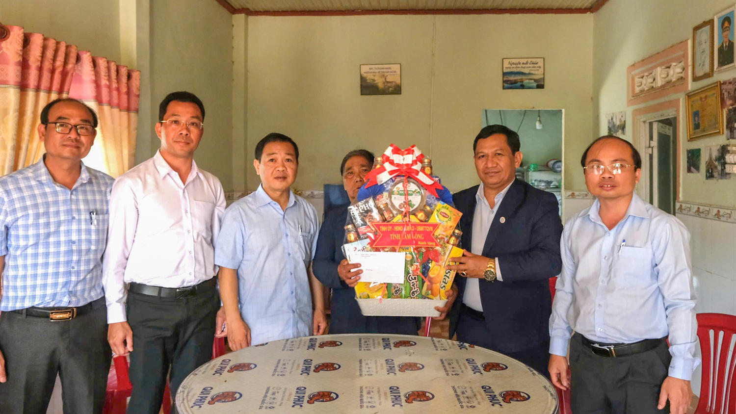 Phó Chủ tịch HĐND tỉnh Lâm Đồng K’Mák thăm, tặng quà các gia đình chính sách tại huyện Di Linh