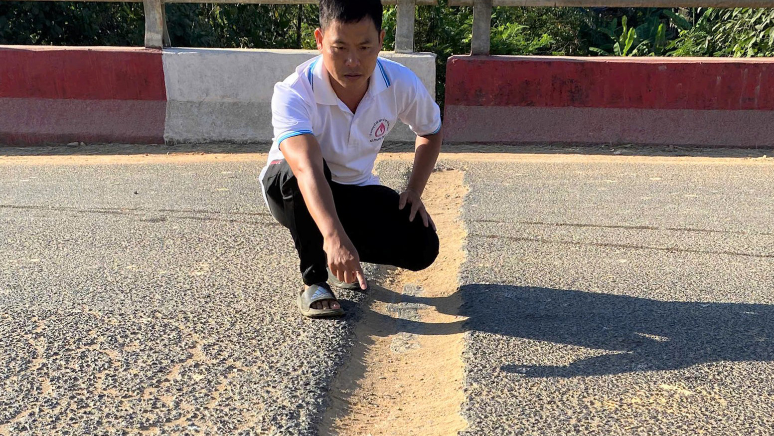 Đạ Huoai: 4 rãnh sâu chắn ngang mặt cầu Phước Sơn, nhiều người dân gặp nạn
