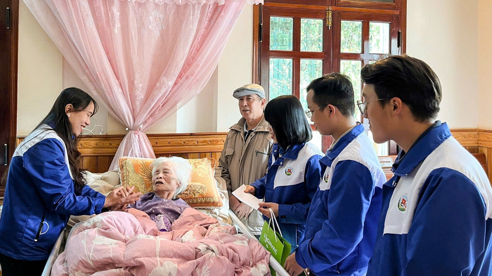 Tuổi trẻ Đà Lạt thăm, tặng quà Mẹ Việt Nam anh hùng và cựu thanh niên xung phong