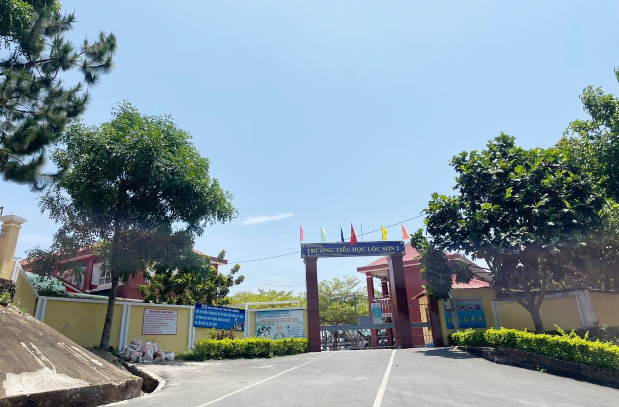 Mới bị phạt vì xúc phạm người khác trên mạng, người phụ nữ tiếp tục hành hung người mình xúc phạm ngay sân trường