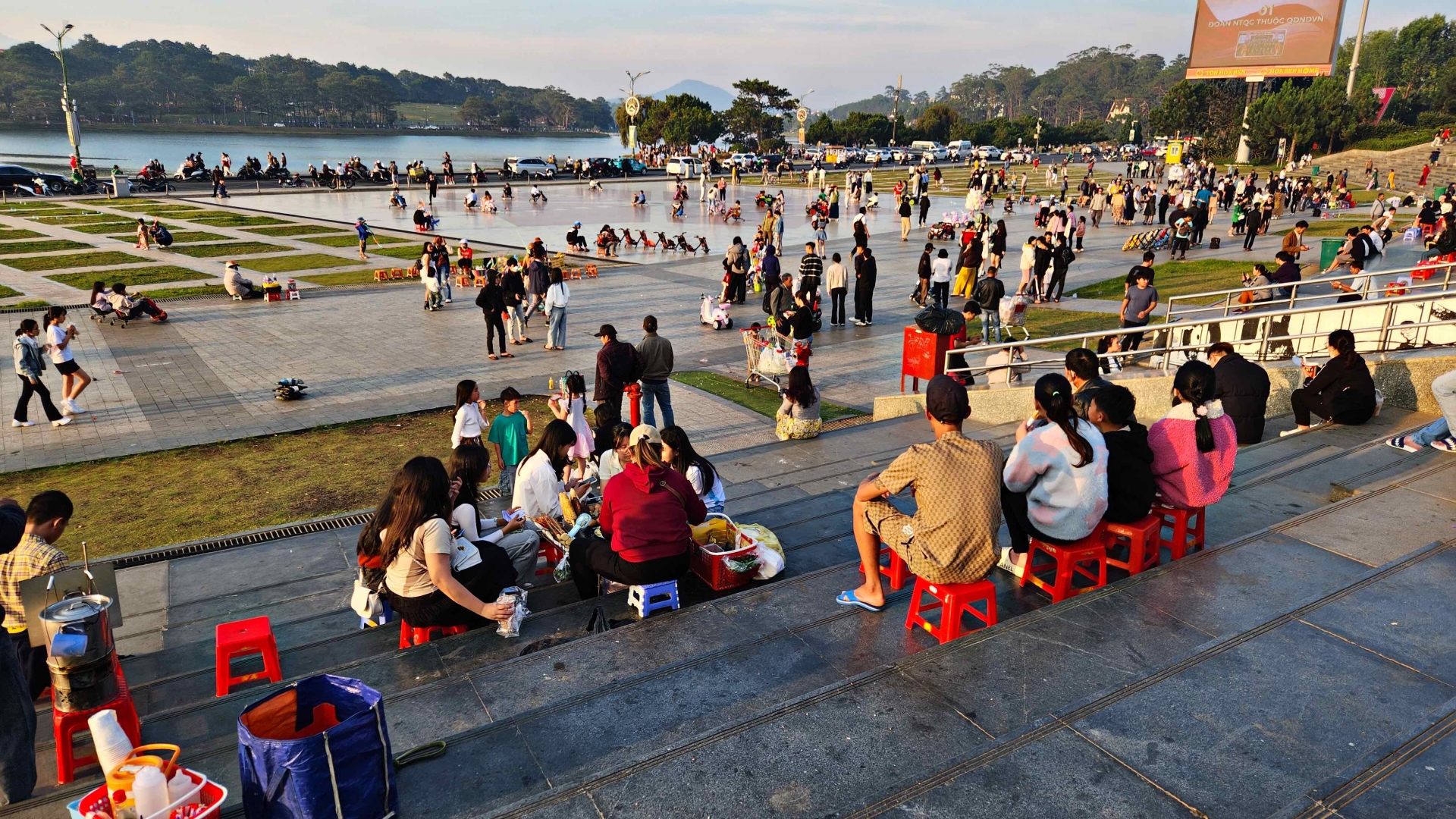 Đà Lạt: Tái diễn tình trạng buôn bán hàng rong, kinh doanh xe điện tự phát tại Quảng trường Lâm Viên