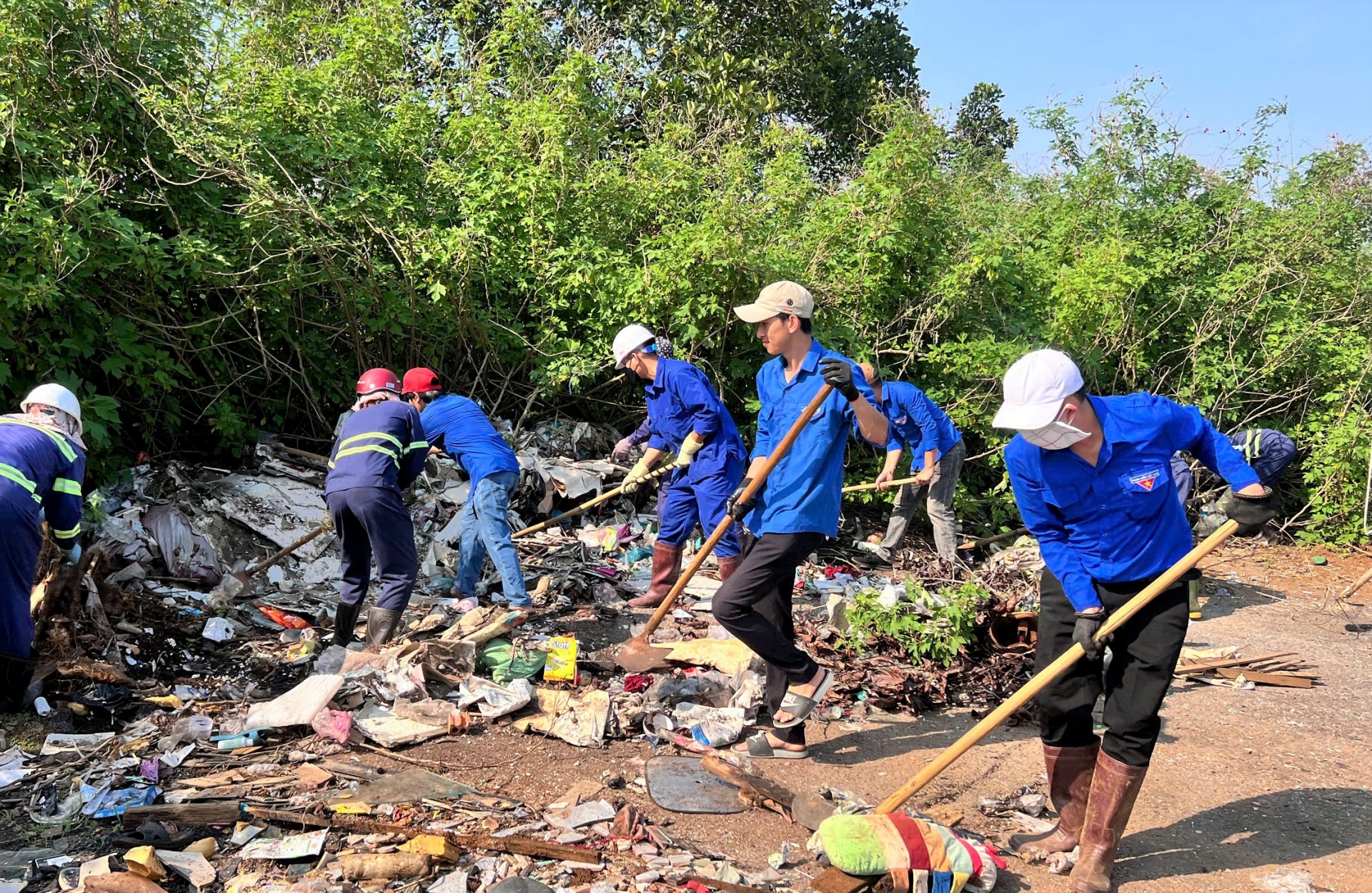 Tuổi trẻ TP Bảo Lộc sôi nổi các hoạt động Ngày cao điểm tình nguyện xây dựng văn minh đô thị