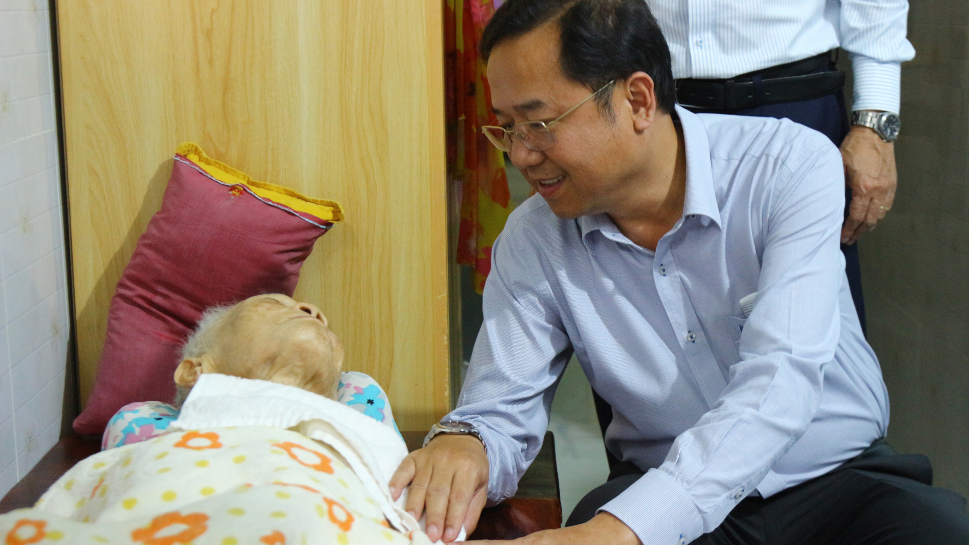 Trưởng Ban Tuyên giáo và Dân vận Tỉnh ủy Tôn Thiện Đồng thăm, tặng quà gia đình chính sách tại huyện Bảo Lâm
