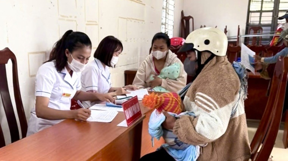 Hoàn thành tiêm vắc xin sởi cho trẻ từ 6 tháng đến dưới 9 tháng tuổi