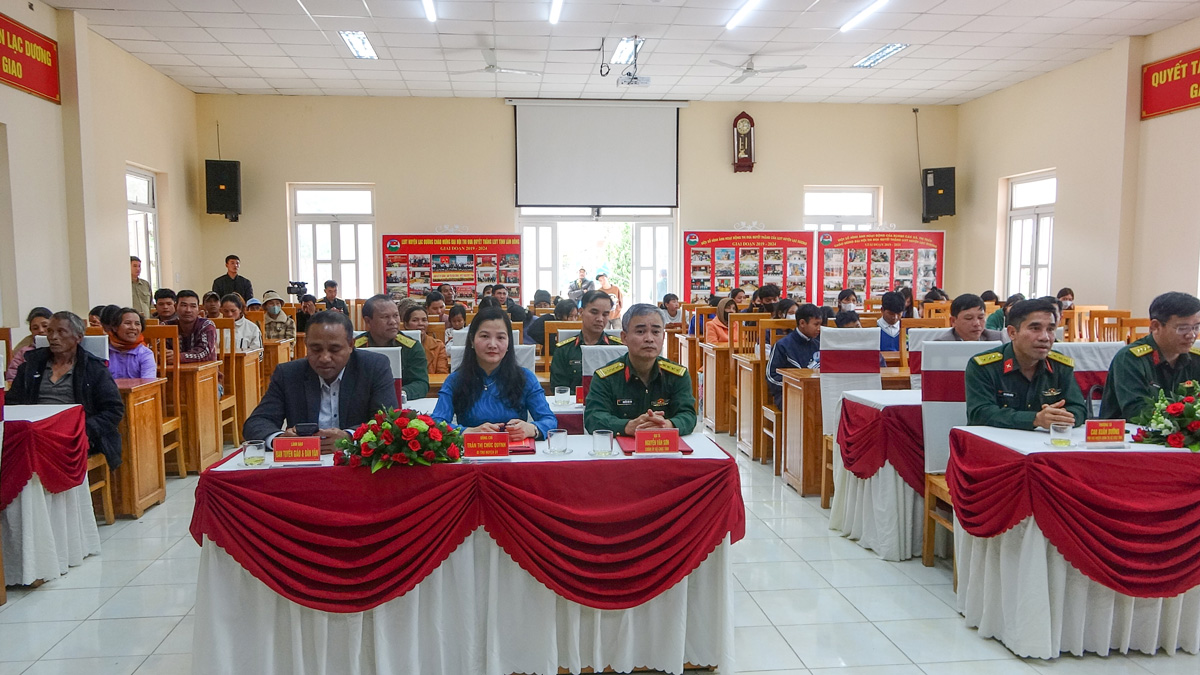 Lạc Dương: Tặng quà cho gia đình chính sách và phụ nữ, học sinh có hoàn cảnh khó khăn