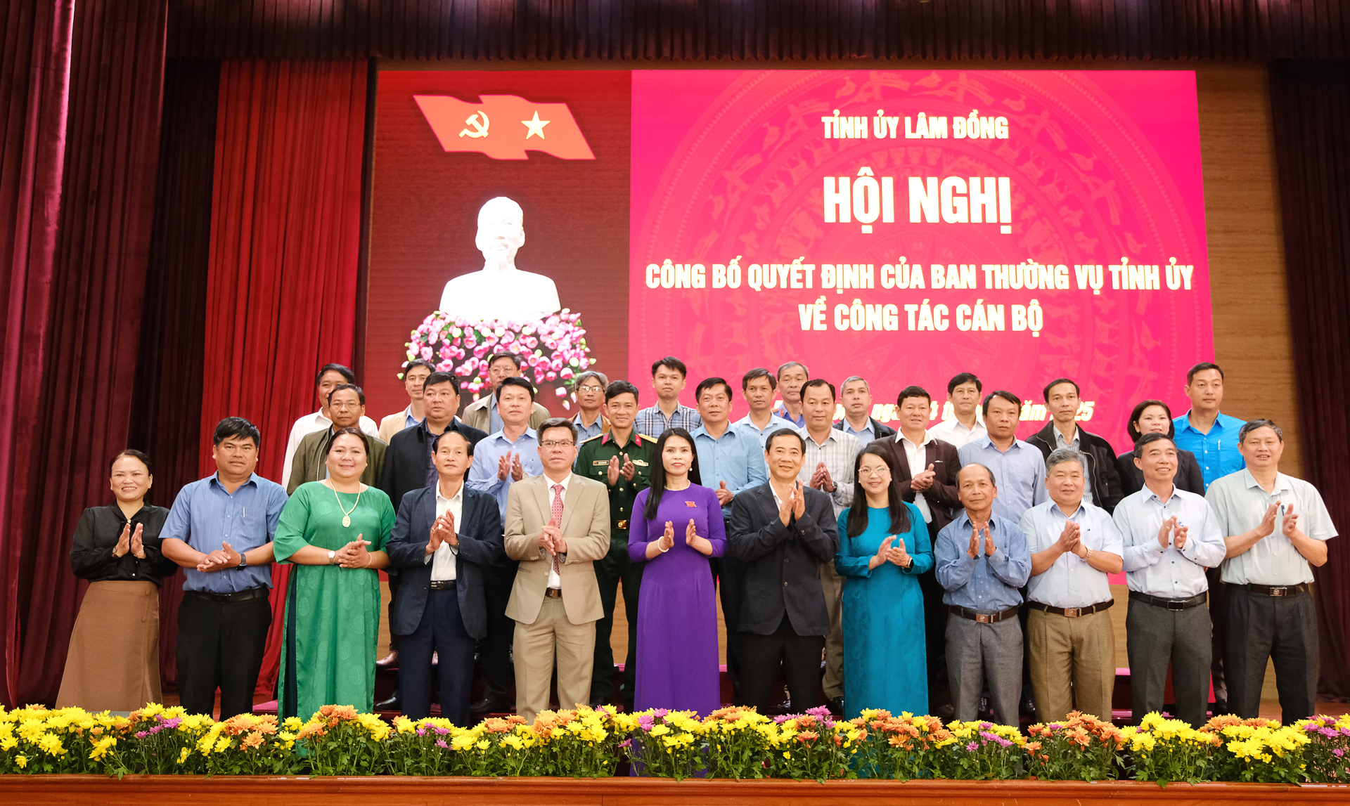 Quyền Bí thư Tỉnh ủy Lâm Đồng Nguyễn Thái Học trao quyết định về công tác cán bộ tại huyện Đơn Dương