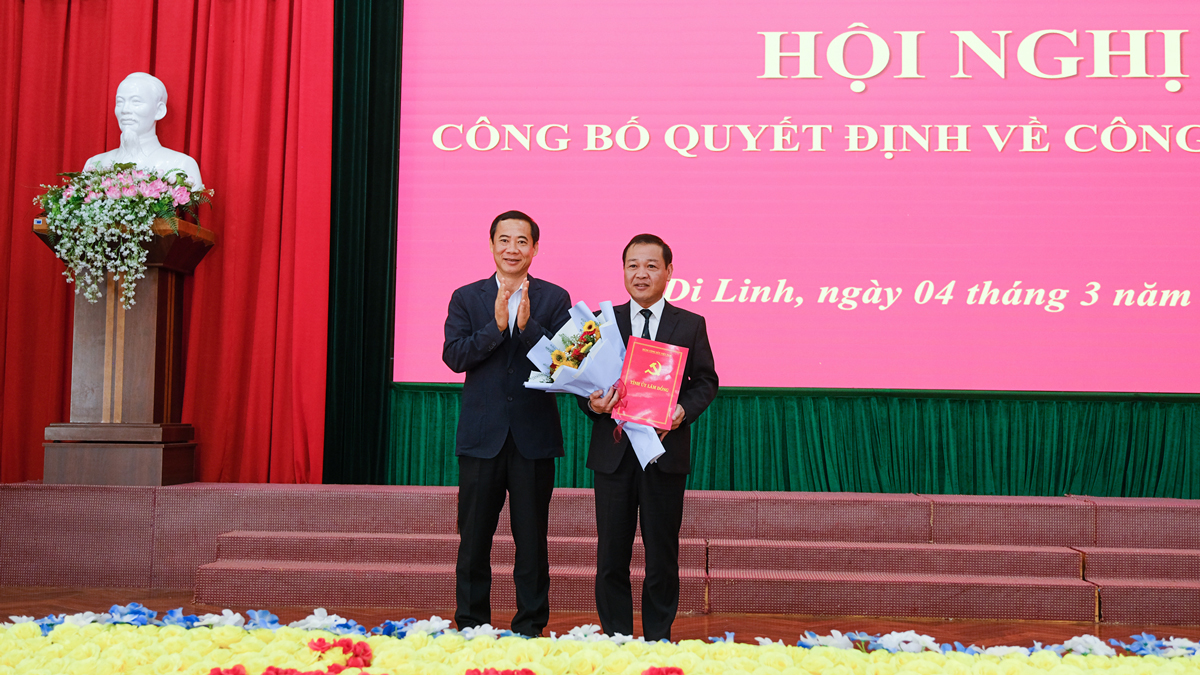 Quyền Bí thư Tỉnh ủy Lâm Đồng Nguyễn Thái Học trao quyết định về công tác cán bộ cho Bí thư Huyện ủy Di Linh