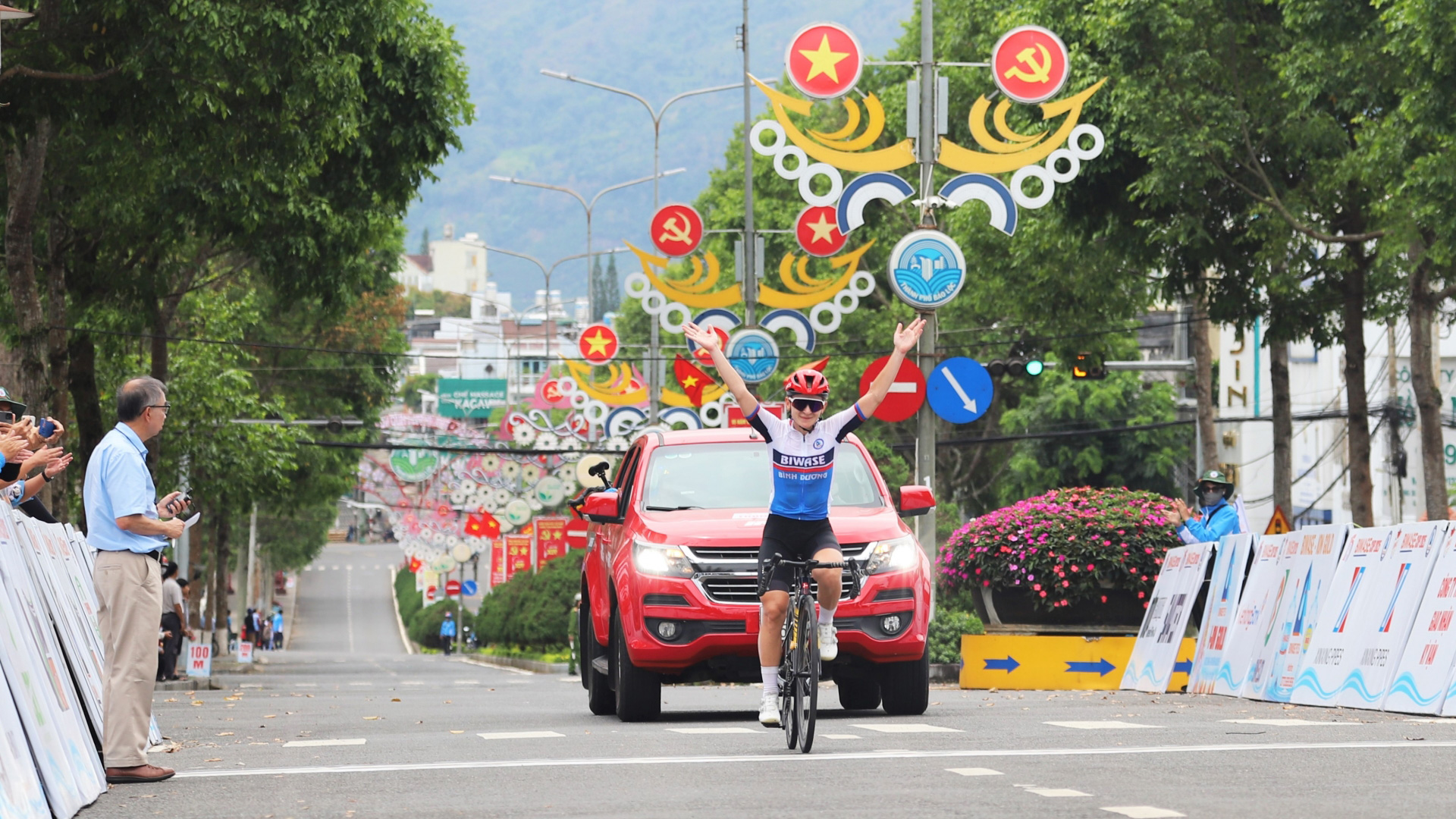 Giải đua xe đạp nữ Quốc tế Biwase Tour of VietNam 2025: FroLova Natalia xuất sắc giành "cú đúp" áo Vàng và áo Chấm đỏ ở chặng 3