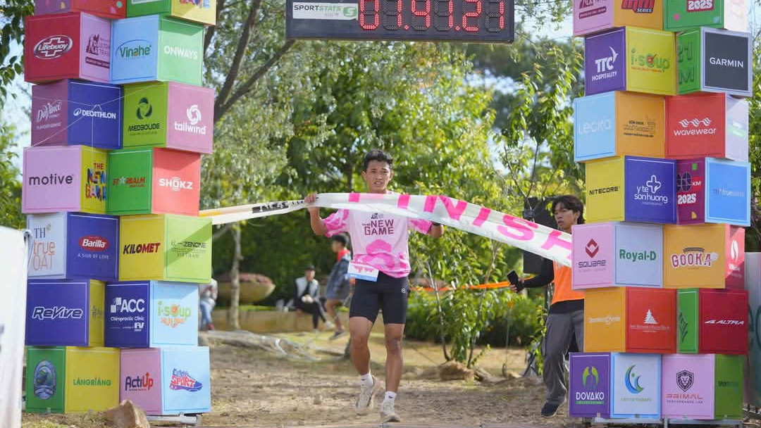 Trao thưởng cho các VĐV dẫn đầu tại Giải Siêu Marathon địa hình Dalat Ultra Trail 2025