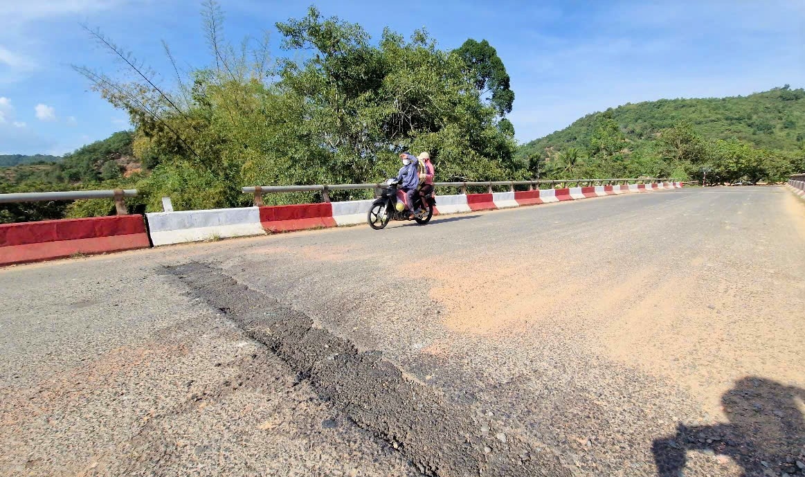 Đạ Huoai: Khắc phục tạm thời 4 rãnh sâu trên mặt cầu Phước Sơn