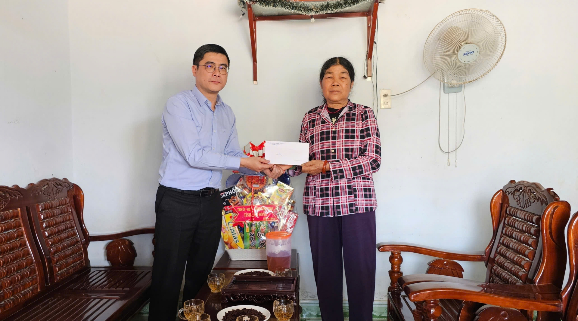 Chủ nhiệm Ủy ban Kiểm tra Tỉnh ủy Lâm Đồng Nguyễn Khắc Bình thăm, tặng quà gia đình chính sách tại huyện Đam Rông