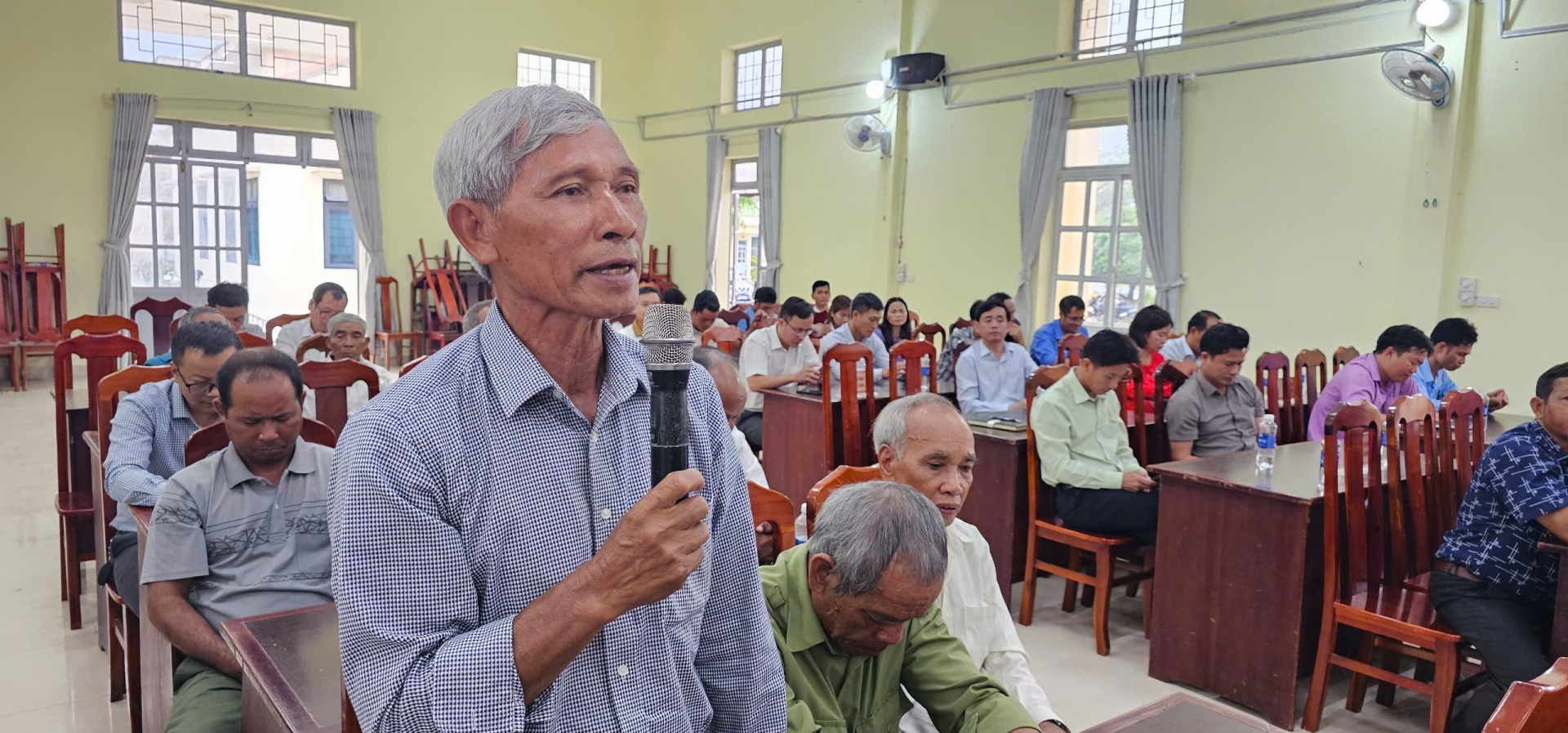 Lãnh đạo huyện Đam Rông lắng nghe hiến kế về bảo tồn và phát huy giá trị văn hoá truyền thống các dân tộc thiểu số