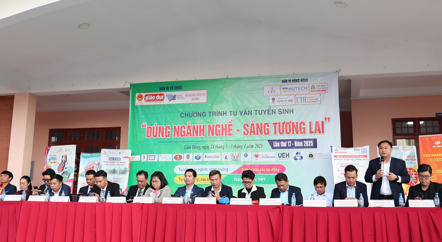 Tư vấn tuyển sinh "Đúng ngành nghề - Sáng tương lai" cho 12.000 học sinh tại Lâm Đồng