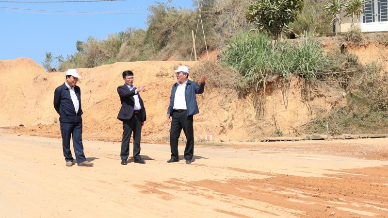 Phó Chủ tịch UBND tỉnh Lâm Đồng Đinh Văn Tuấn làm việc với lãnh đạo huyện Lạc Dương