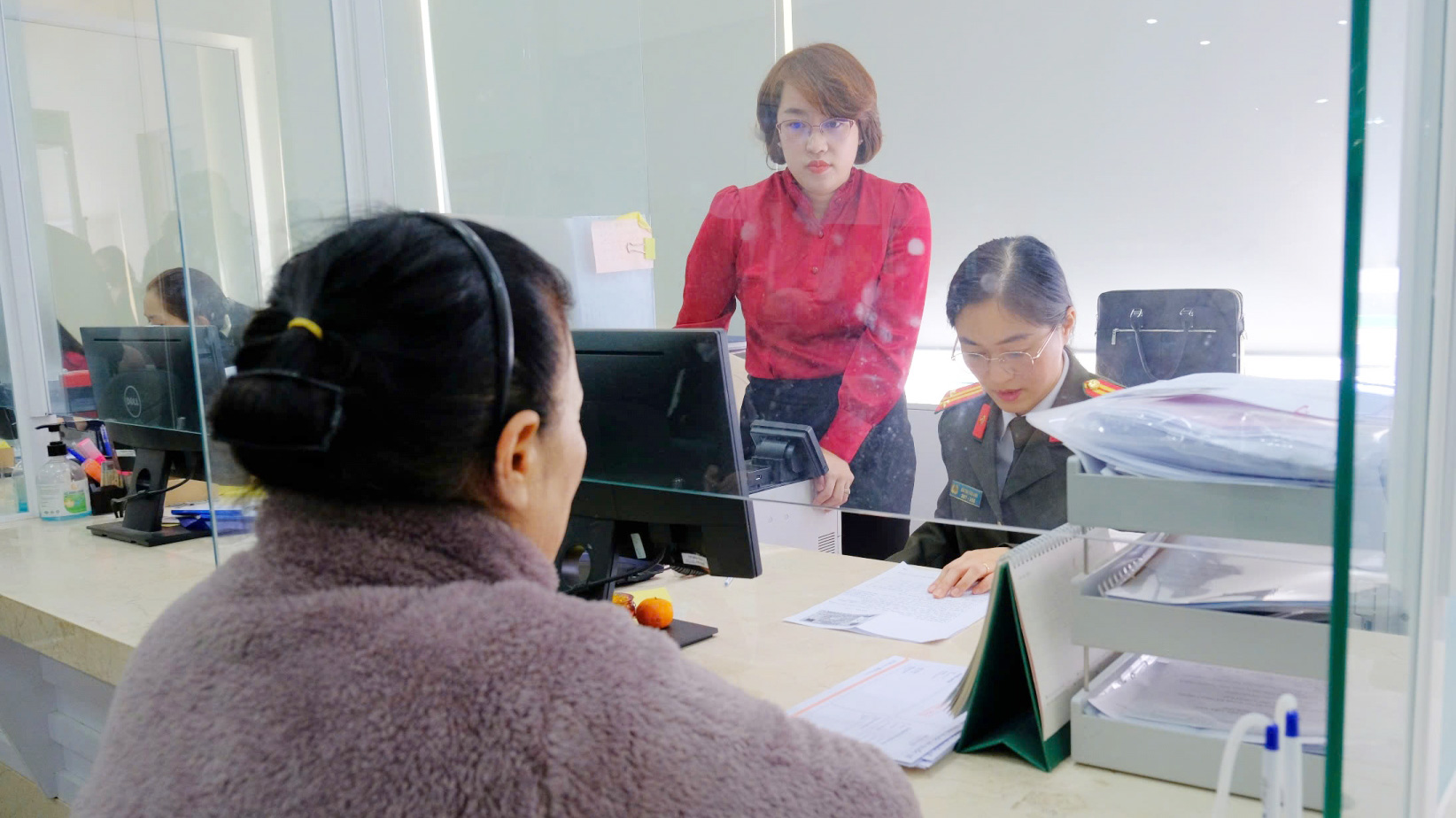 Ngày đầu tiên cấp Phiếu lý lịch tư pháp tại Trung tâm hành chính công - Người dân hài lòng với sự nhanh chóng, thuận tiện