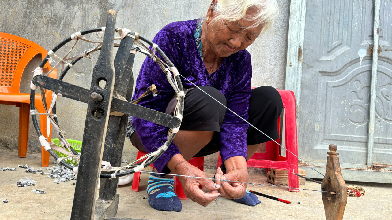 Những sợi chỉ dệt sắc màu Đam Pao