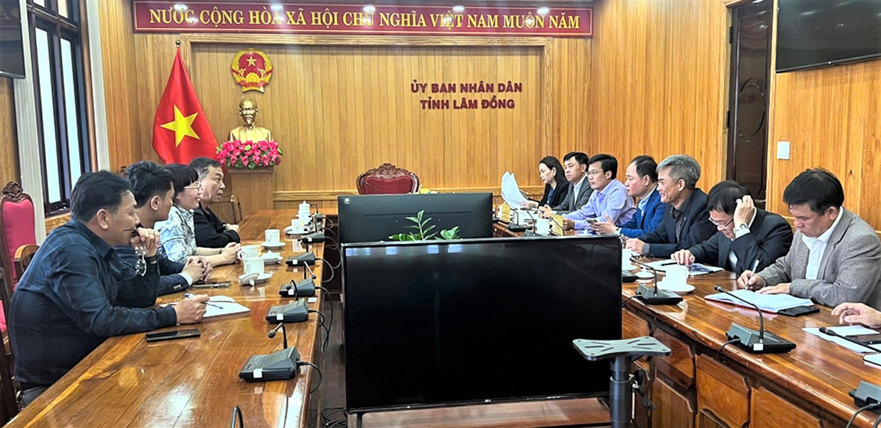 Chủ tịch UBND tỉnh Lâm Đồng Trần Hồng Thái làm việc với Liên đoàn Bóng đá Việt Nam