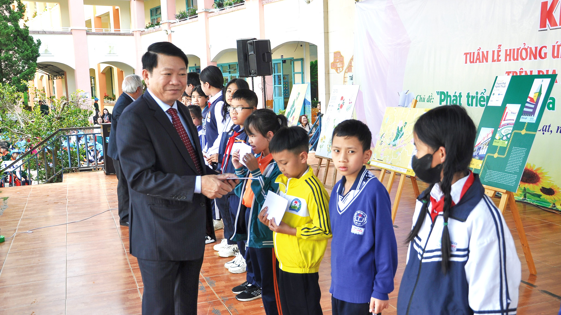 Hỗ trợ, tiếp bước học sinh đến trường
