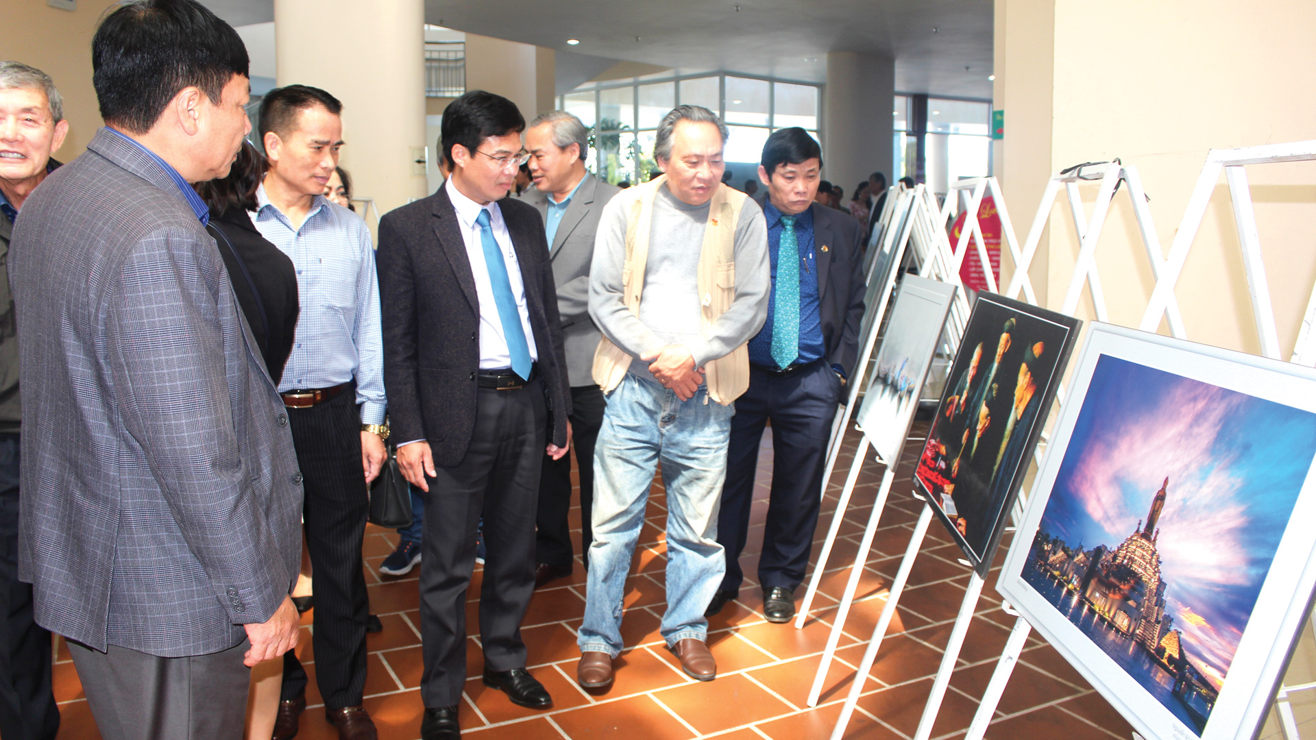 Khắc họa hình ảnh quê hương Việt Nam tươi đẹp