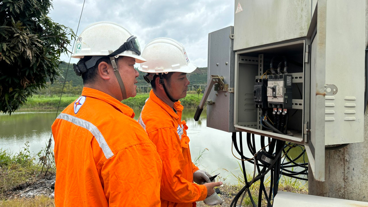 Những người thợ điện nhiệt huyết ở vùng Loan