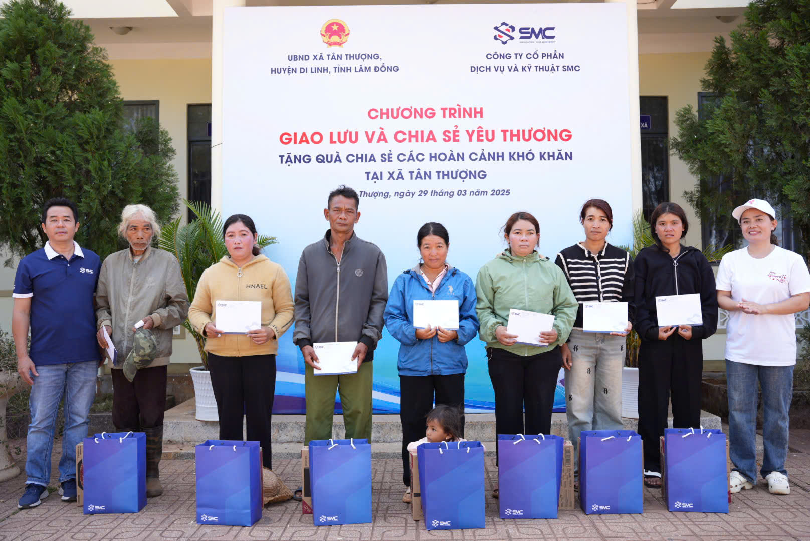 Tặng quà cho người dân xã vùng xa huyện Di Linh