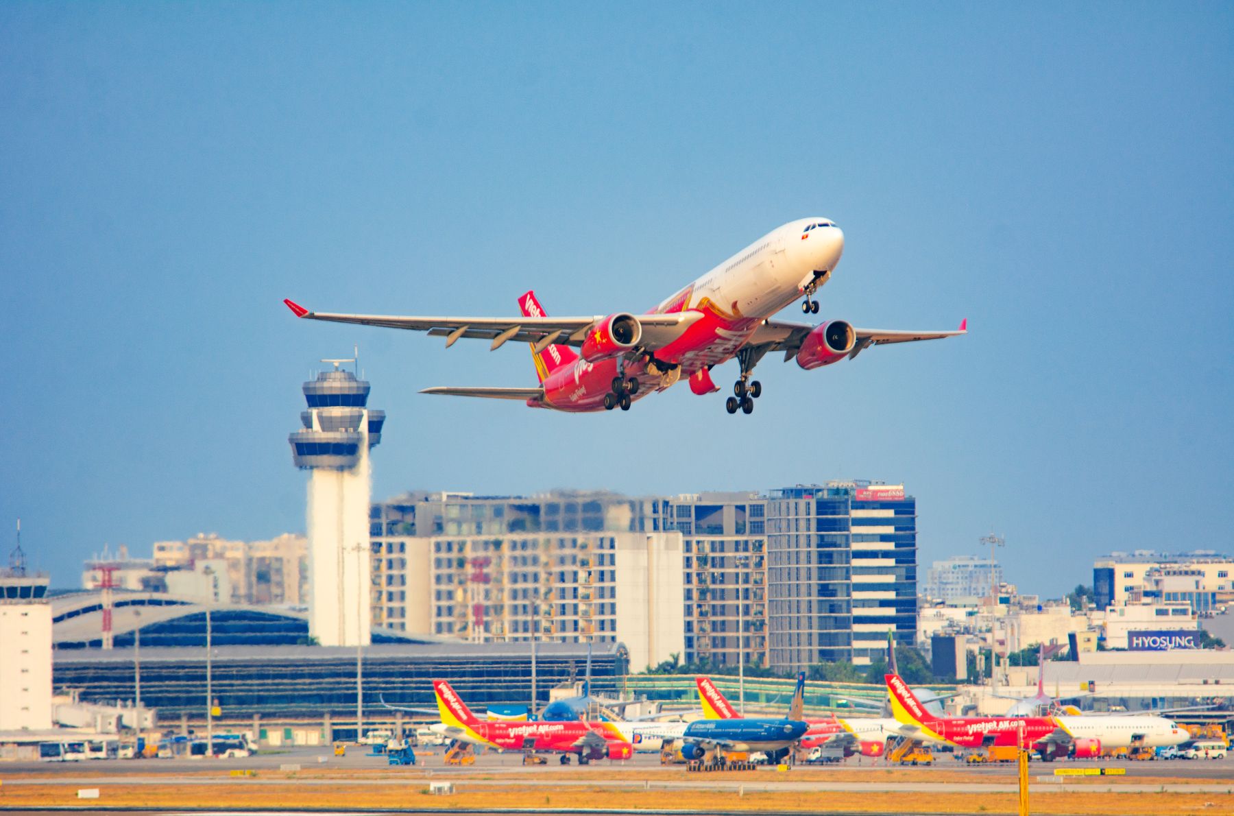 Đặt vé bay TP Hồ Chí Minh đi Nagoya và Fukuoka không lo về giá, Vietjet thôi!