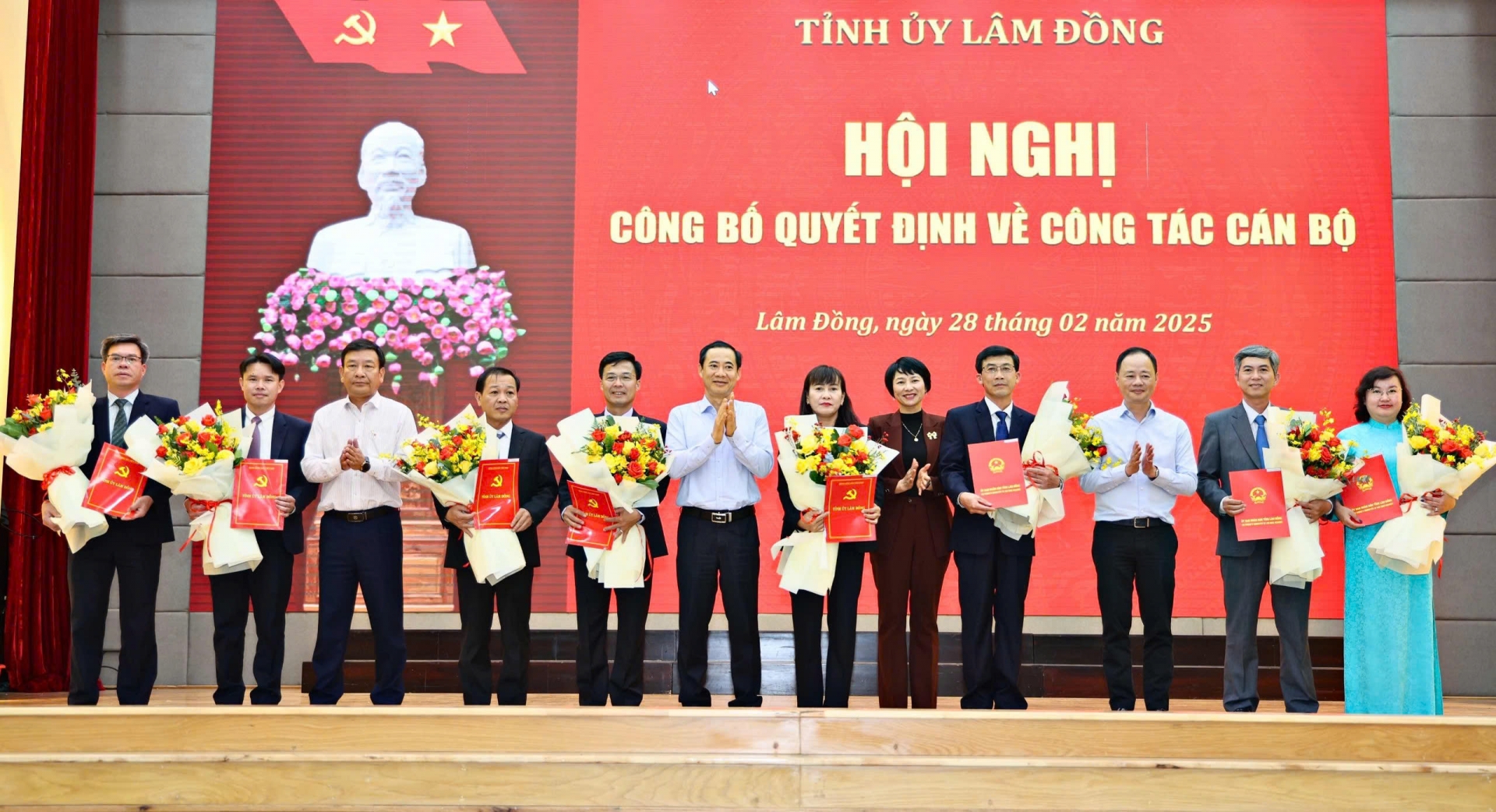 Kết luận của Bộ Chính trị về chủ trương công tác cán bộ tiếp tục sắp xếp tổ chức bộ máy