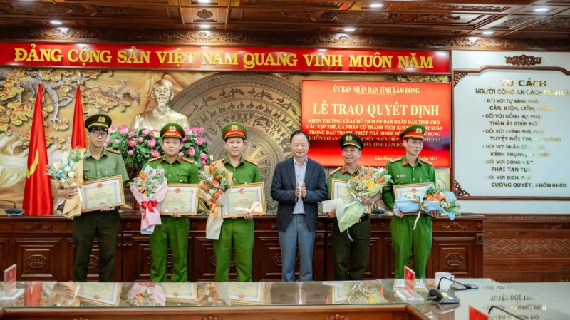Chủ tịch UBND tỉnh Lâm Đồng khen thưởng lực lượng công an phá đường dây rửa tiền 2.000 tỷ đồng