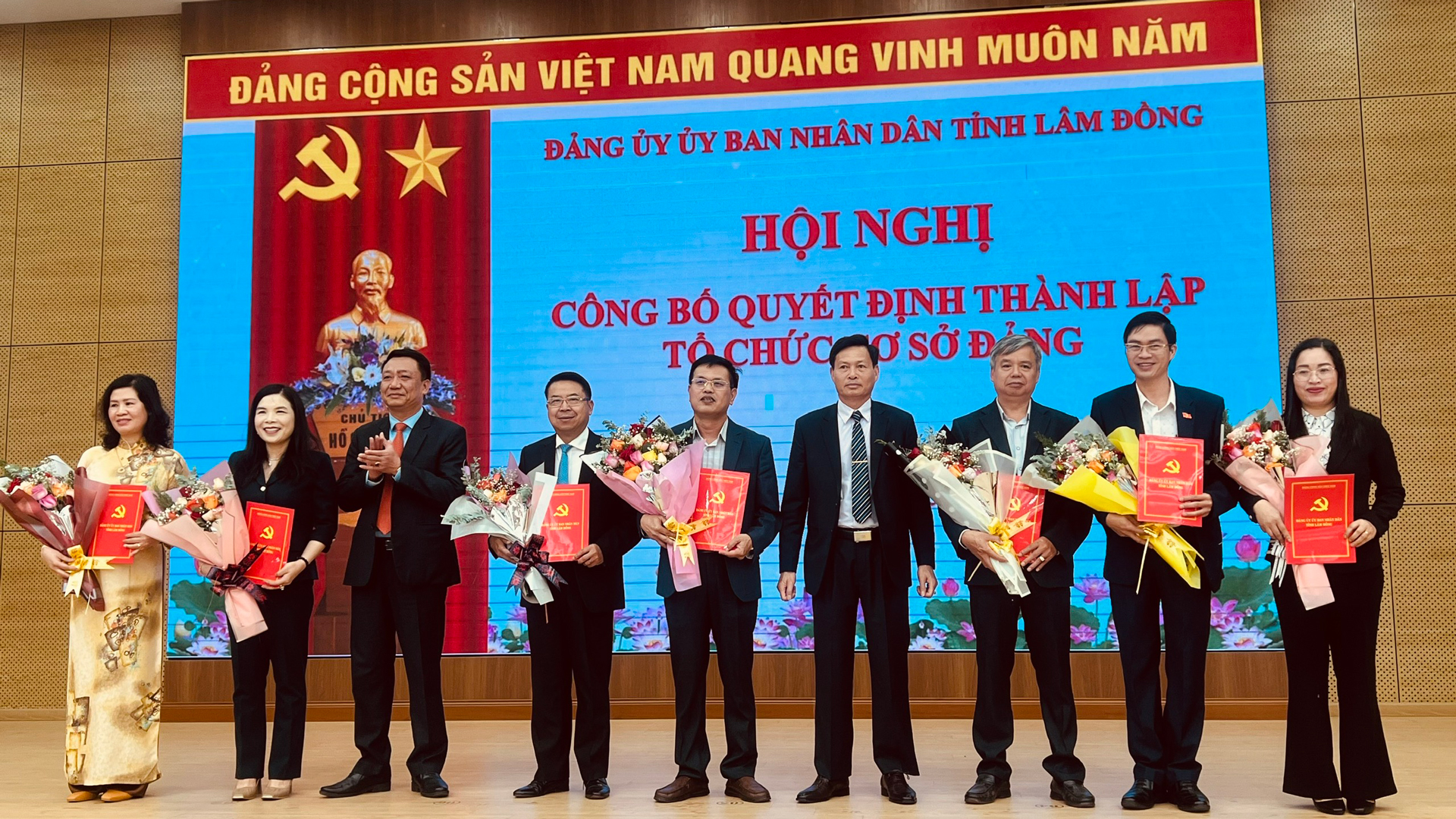 Đảng ủy UBND tỉnh Lâm Đồng công bố quyết định thành lập 7 tổ chức cơ sở đảng trực thuộc