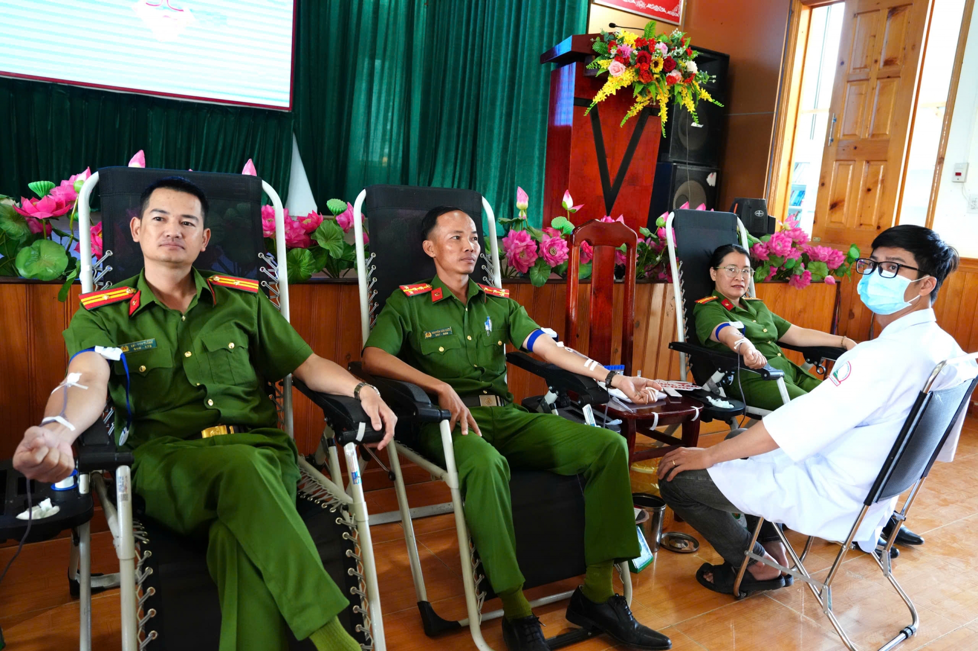 Cán bộ, chiến sĩ Trại giam Đại Bình tham gia hiến máu tình nguyện