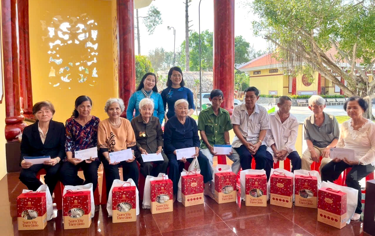 Hội LHPN tỉnh Lâm Đồng tổ chức hành trình về địa chỉ đỏ và tặng quà gia đình chính sách