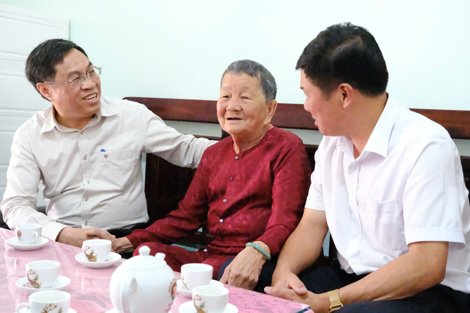 Phó Chủ tịch UBND tỉnh Lâm Đồng Võ Ngọc Hiệp thăm, tặng quà gia đình chính sách tại huyện Lâm Hà