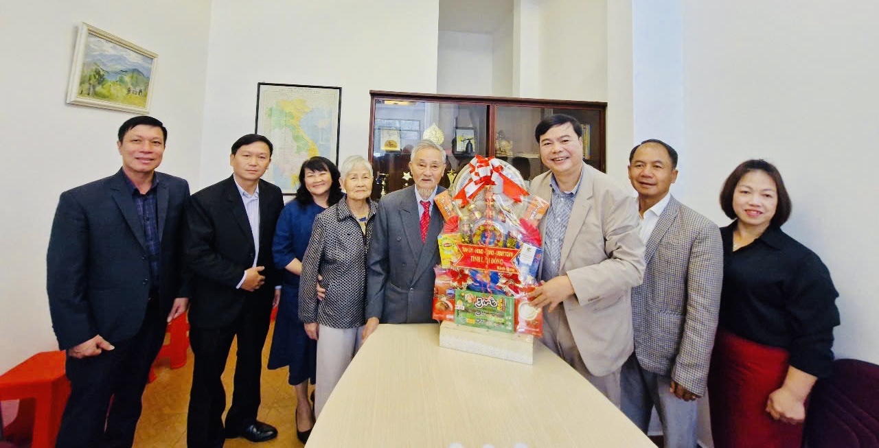 Bí thư Thành uỷ Đà Lạt thăm, tặng quà, tri ân các gia đình chính sách