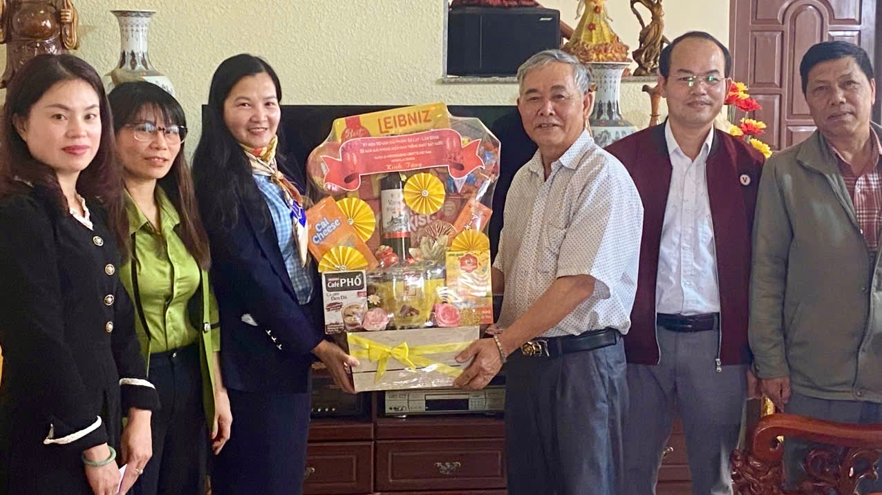 Lạc Dương: Thăm, tặng quà gia đình chính sách tiêu biểu nhân kỷ niệm 50 năm Ngày giải phóng Lâm Đồng - Đà Lạt