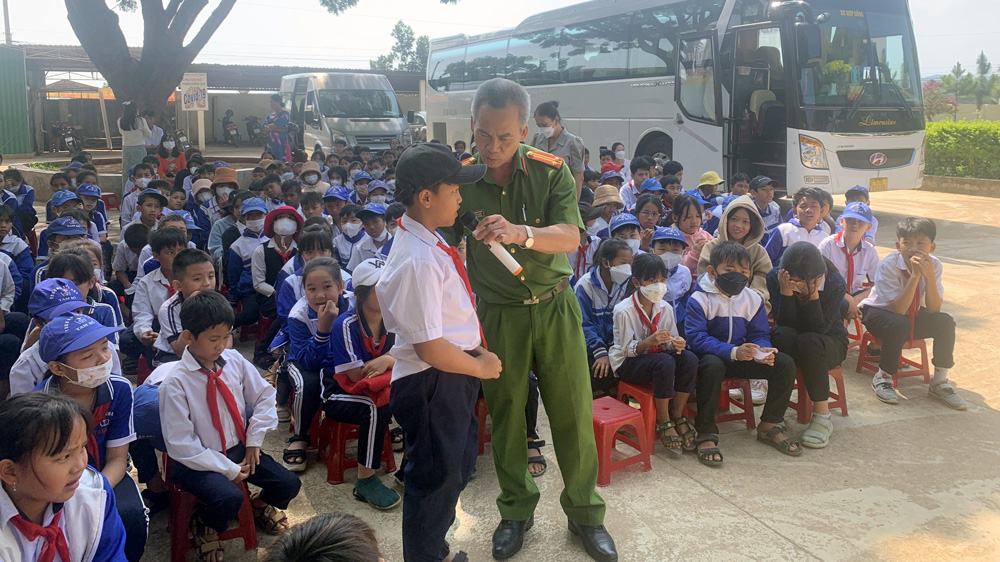 Di Linh: Tuyên truyền phòng chống bạo lực học đường và trao học bổng, tặng quà cho học sinh, hộ có hoàn cảnh khó khăn