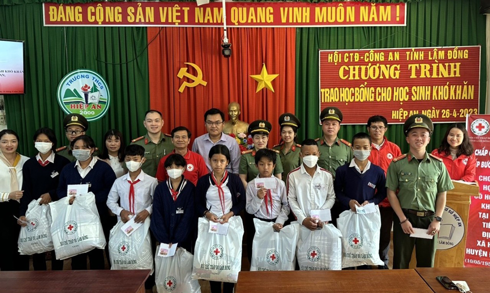 Đức Trọng: Trao học bổng, tặng sữa dinh dưỡng cho học sinh có hoàn cảnh khó khăn
