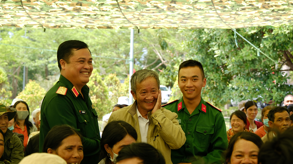 Học viện Lục quân tổ chức gặp mặt chính quyền địa phương, thân nhân chiến sĩ mới