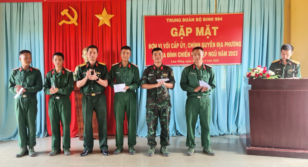 Thăm chiến sĩ mới tại Trung đoàn Bộ binh 994