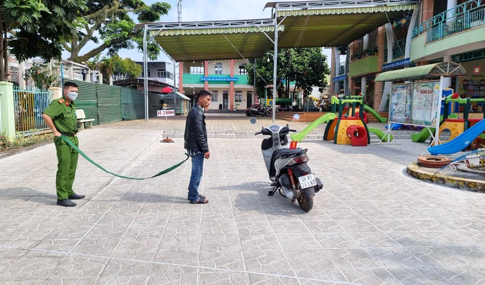 Bảo Lộc: Bảo vệ trường mẫu giáo khống chế, bắt quả tang đối tượng trộm cắp xe máy