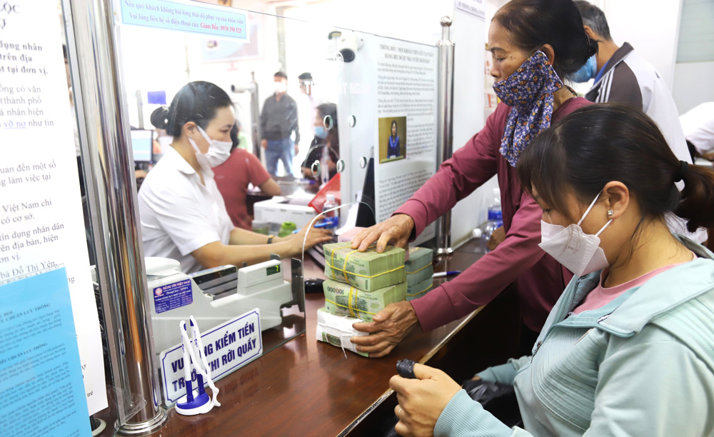 Hàng chục khách hàng đã quay lại Quỹ TDND Phường II để gửi tiền